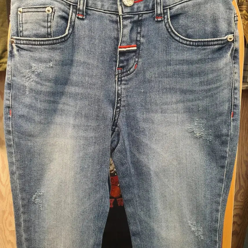 [BUNJANG] K&amp;J Embroidered Detail Stretch Cut-off Denim Jeans (Size 55) / [상태최상] K&amp;J 하우스 자수 포인트 스판 컷오프 데님 (55)
