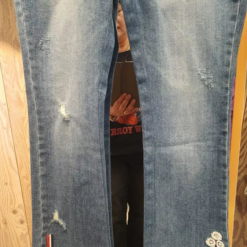 [BUNJANG] K&amp;J Embroidered Detail Stretch Cut-off Denim Jeans (Size 55) / [상태최상] K&amp;J 하우스 자수 포인트 스판 컷오프 데님 (55)