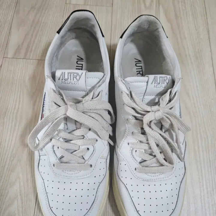 [BUNJANG] OTRY Medalist White Sneakers / 오트리 메달리스트 흰색 스니커즈