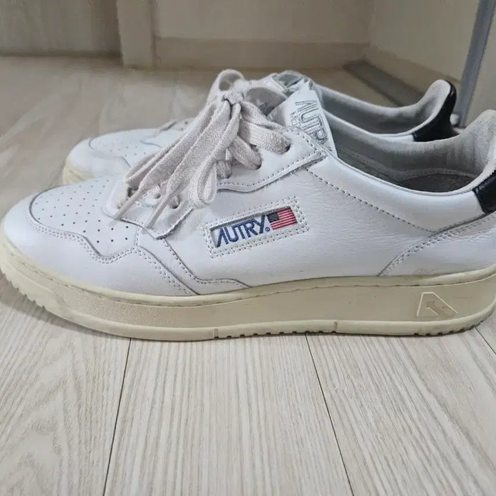 [BUNJANG] OTRY Medalist White Sneakers / 오트리 메달리스트 흰색 스니커즈