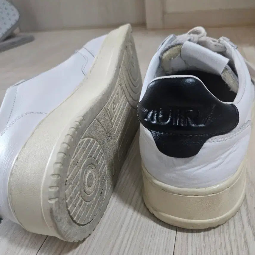 [BUNJANG] OTRY Medalist White Sneakers / 오트리 메달리스트 흰색 스니커즈