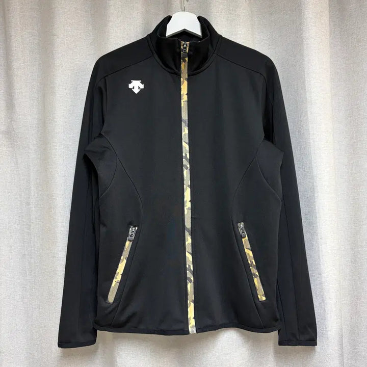 [BUNJANG] Descente Black Camo Zip-Up Jacket (Size 100) / 데상트 블랙 컬러 카모 패턴 집업 자켓 (100)