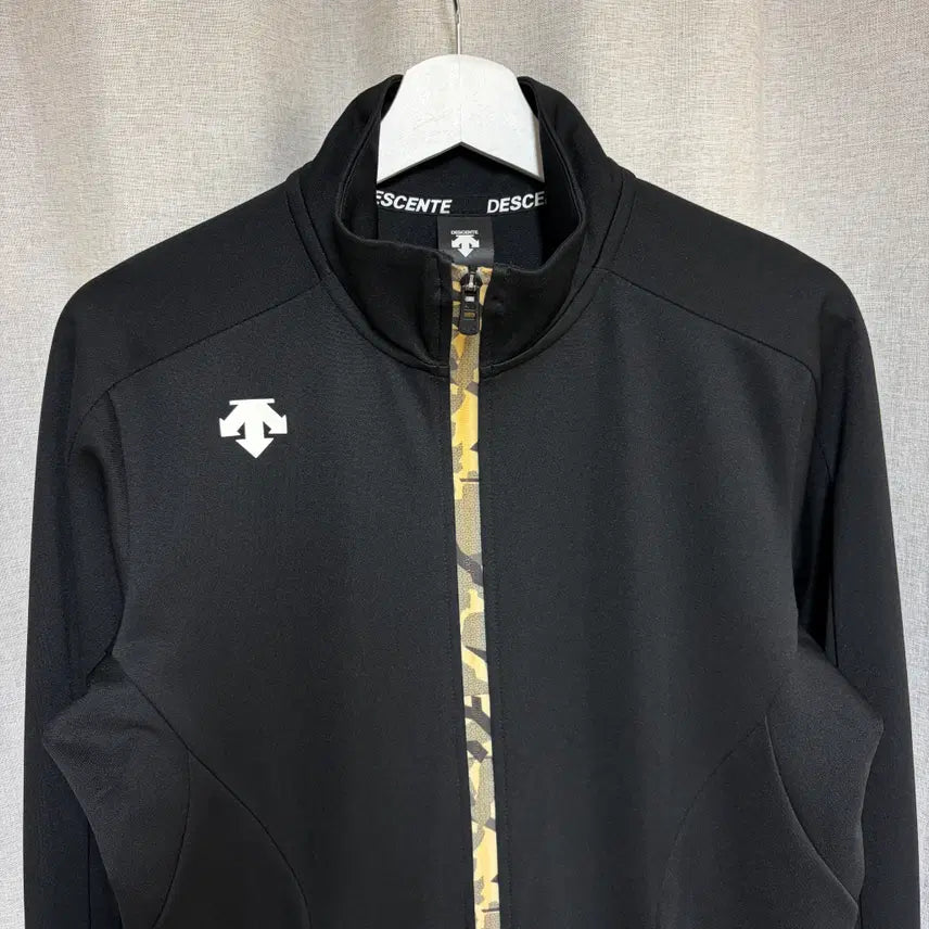 [BUNJANG] Descente Black Camo Zip-Up Jacket (Size 100) / 데상트 블랙 컬러 카모 패턴 집업 자켓 (100)