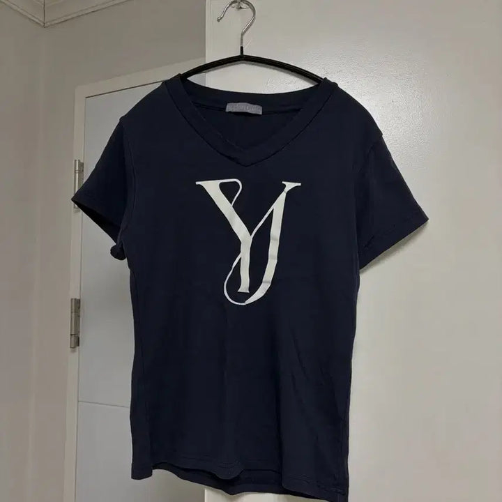 [BUNJANG] yuje Logo V-neck T-shirt Navy M / yuje 유제 로고 브이넥 티 (네이비 M)