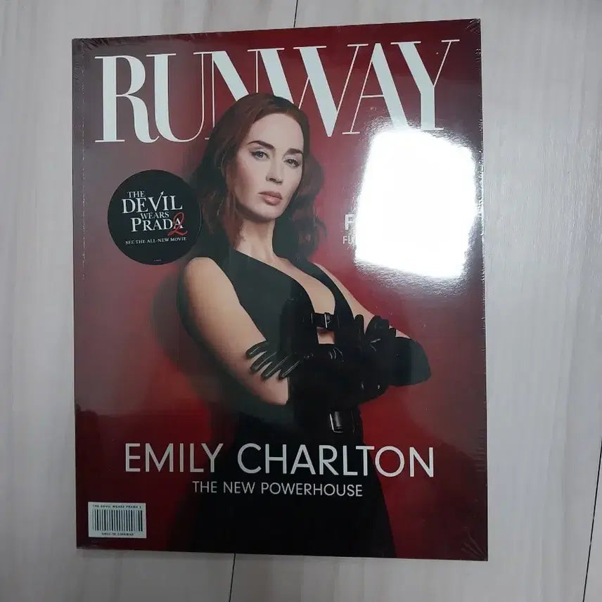 [SOLD OUT] 미개봉 악마는 프라다를 입는다2 Runway 잡지 (에밀리 찰튼)