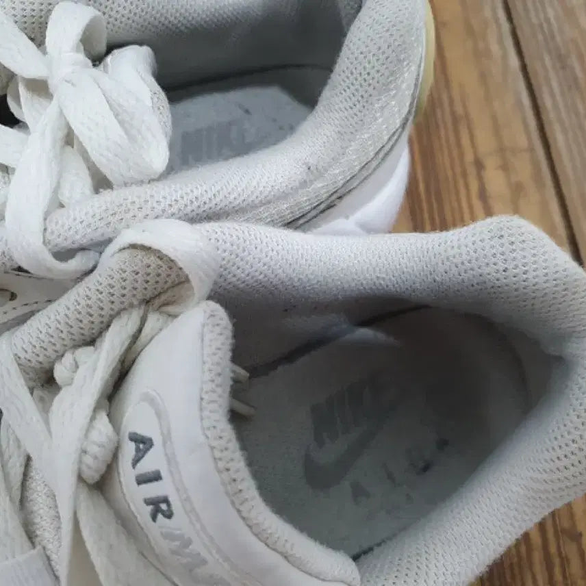 [SOLD OUT] 나이키 에어맥스 이보 (240MM)