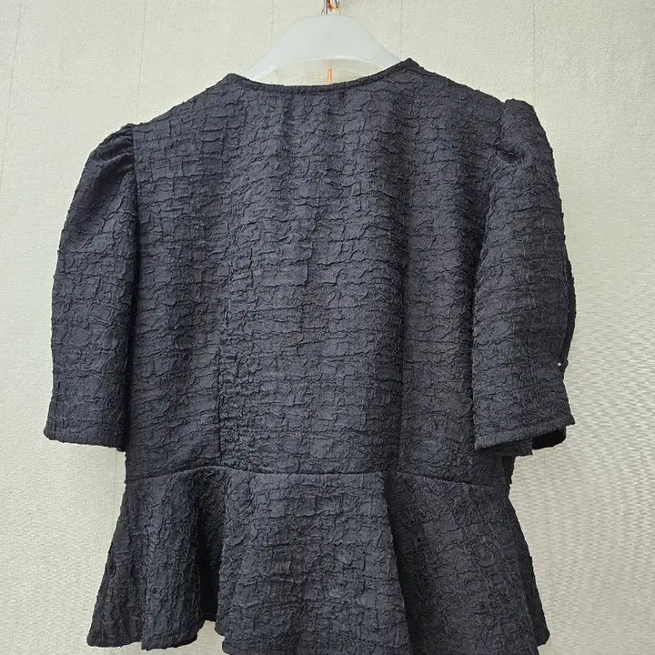 [SOLD OUT] 탱커스 블랙퍼프블라우스