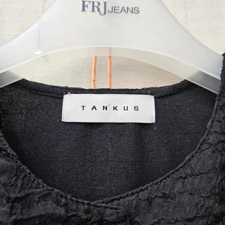 [SOLD OUT] 탱커스 블랙퍼프블라우스