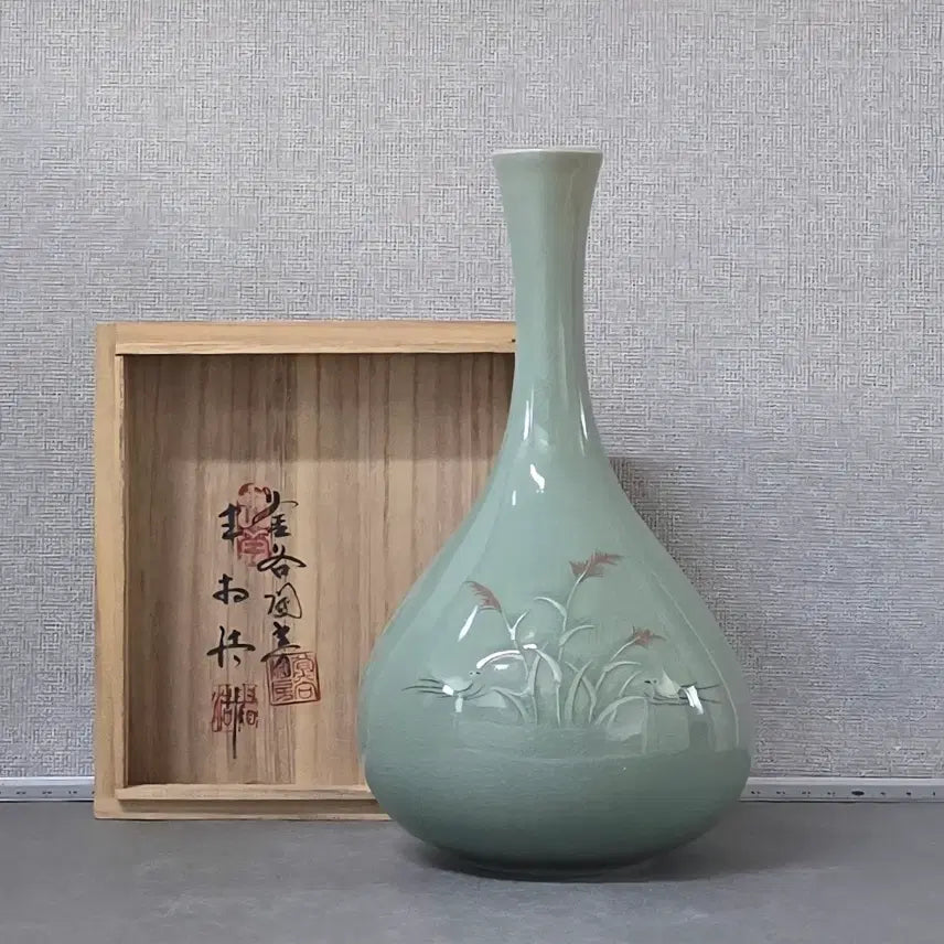 [BUNJANG] 송남 신상호 청자 수금문 주병(25cm) / 송남 신상호 청자 수금문 주병(25cm)
