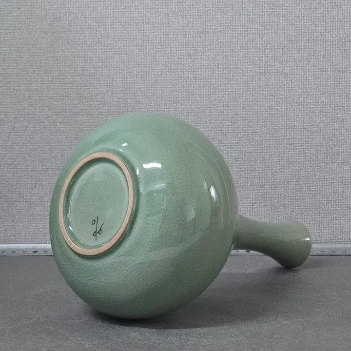 [BUNJANG] 송남 신상호 청자 수금문 주병(25cm) / 송남 신상호 청자 수금문 주병(25cm)
