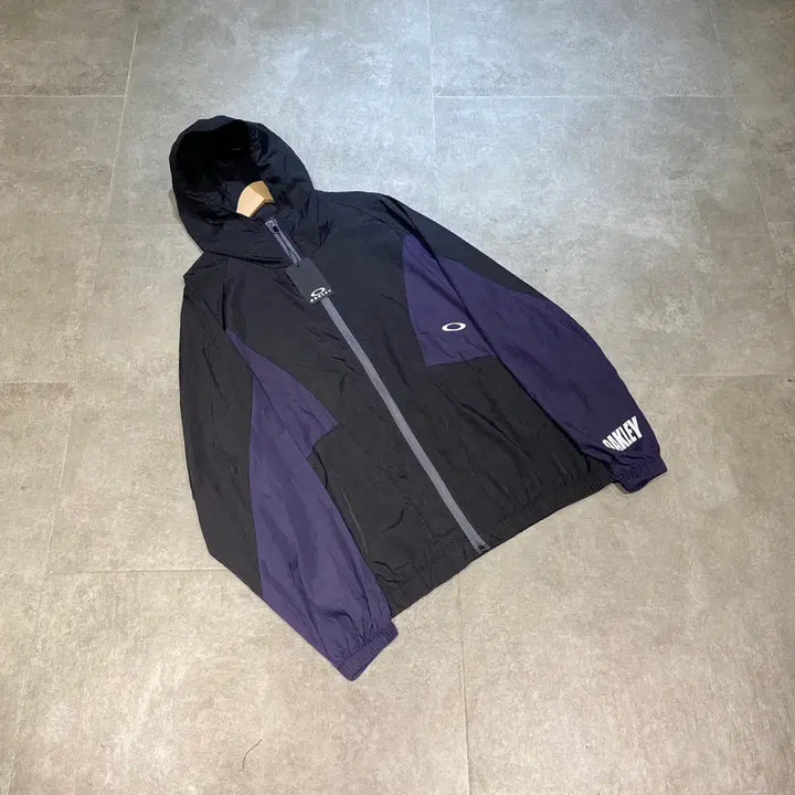 [BUNJANG] 오클리 재팬 배색 스몰로고 레인자켓 바람막이 M~XL 아울렛재고 / 오클리 재팬 배색 스몰로고 레인자켓 바람막이 M~XL 아울렛재고