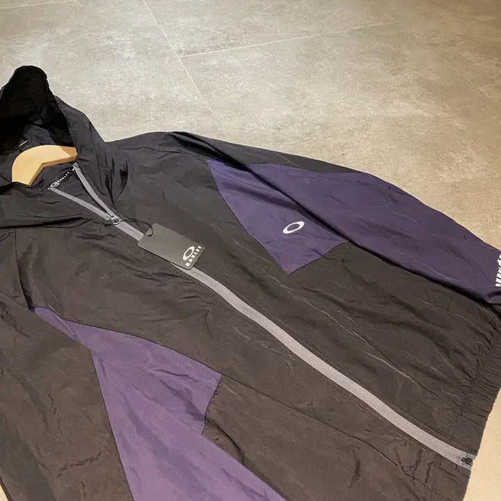 [BUNJANG] 오클리 재팬 배색 스몰로고 레인자켓 바람막이 M~XL 아울렛재고 / 오클리 재팬 배색 스몰로고 레인자켓 바람막이 M~XL 아울렛재고