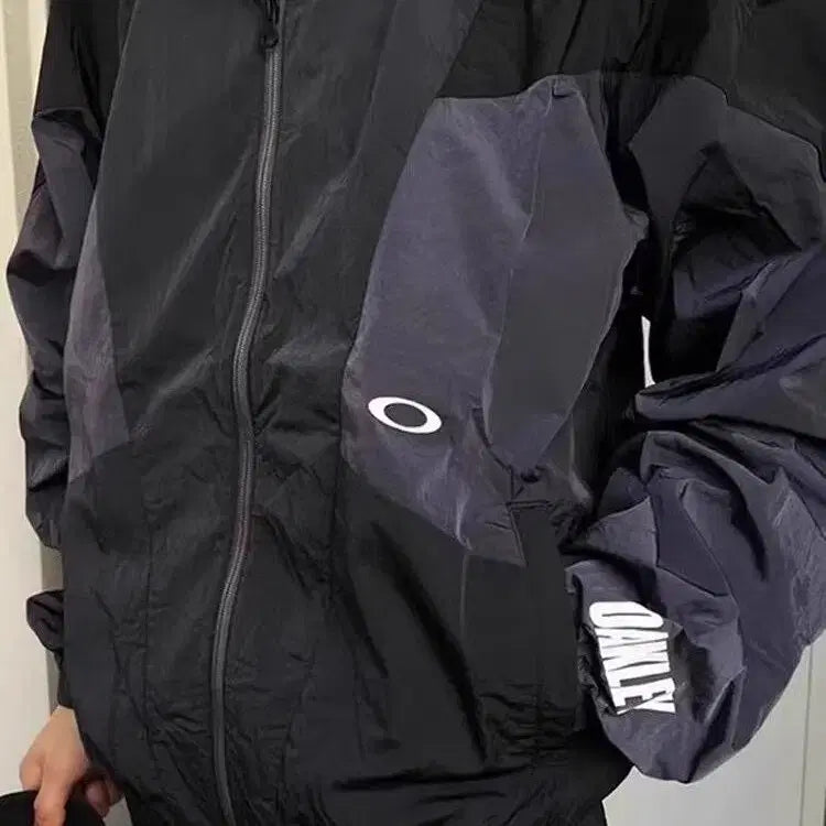 [BUNJANG] 오클리 재팬 배색 스몰로고 레인자켓 바람막이 M~XL 아울렛재고 / 오클리 재팬 배색 스몰로고 레인자켓 바람막이 M~XL 아울렛재고