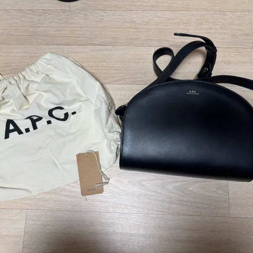 [BUNJANG] A.P.C. Half Moon Crossbody Bag / 아페쎄 하프문 블랙