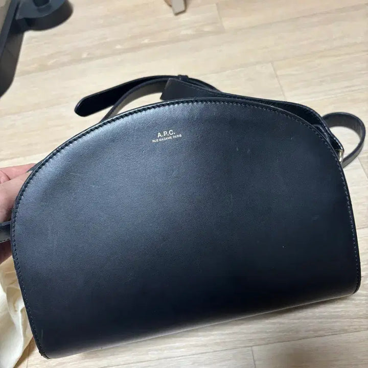 [BUNJANG] A.P.C. Half Moon Crossbody Bag / 아페쎄 하프문 블랙