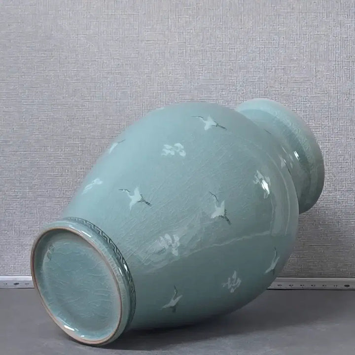 [BUNJANG] Haegang Yoo Geun-hyung Crane Cloud Celadon Porcelain Vase / 해강 유근형 운학문 호