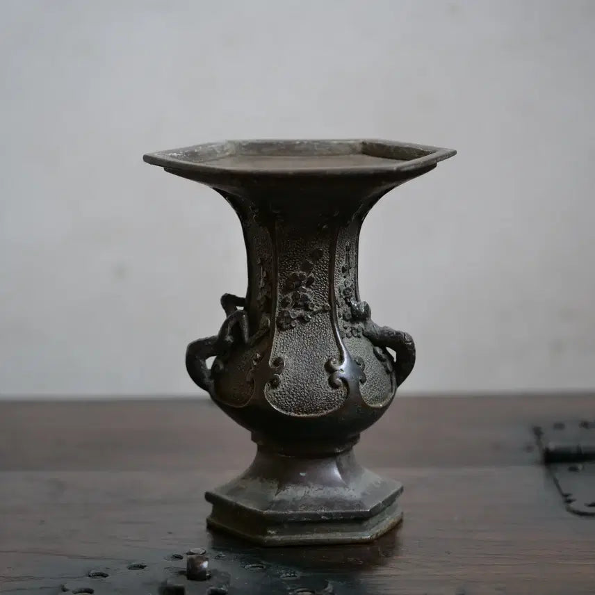 [BUNJANG] 300-Year-Old Celadon Porcelain Vase / 300년된 동화병 양각 매조문병