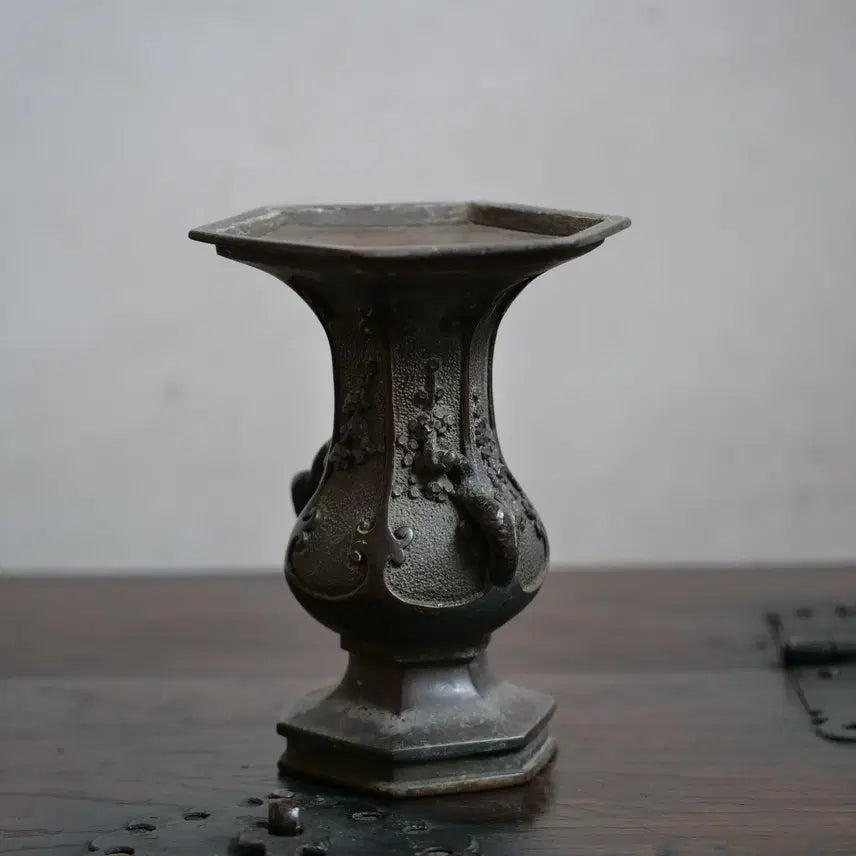 [BUNJANG] 300-Year-Old Celadon Porcelain Vase / 300년된 동화병 양각 매조문병