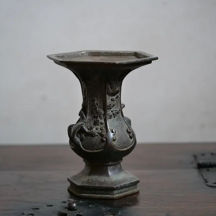 [BUNJANG] 300-Year-Old Celadon Porcelain Vase / 300년된 동화병 양각 매조문병