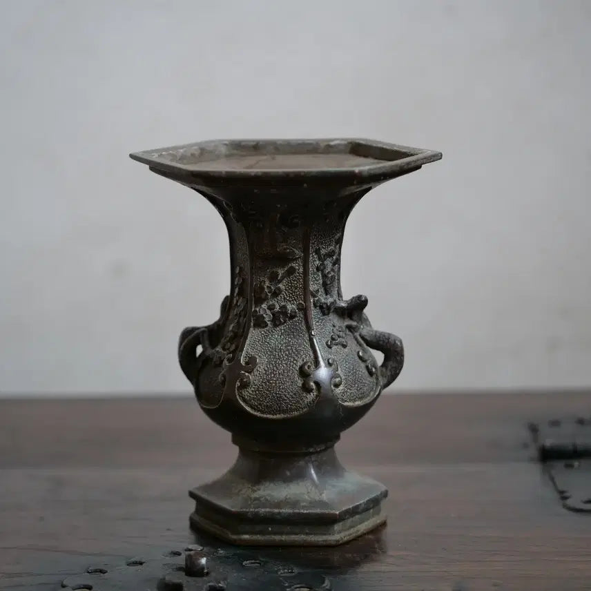 [BUNJANG] 300-Year-Old Celadon Porcelain Vase / 300년된 동화병 양각 매조문병
