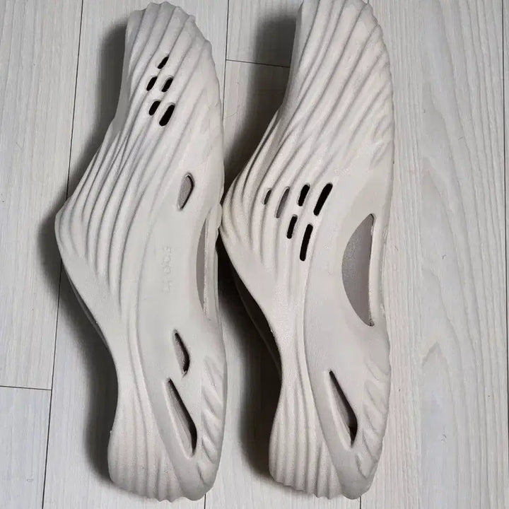 [SOLD OUT] 크록스 에코웨이브 아몬드틴트 265