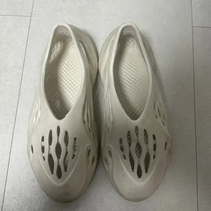 [SOLD OUT] 아디다스 이지폼 러너 샌드 285