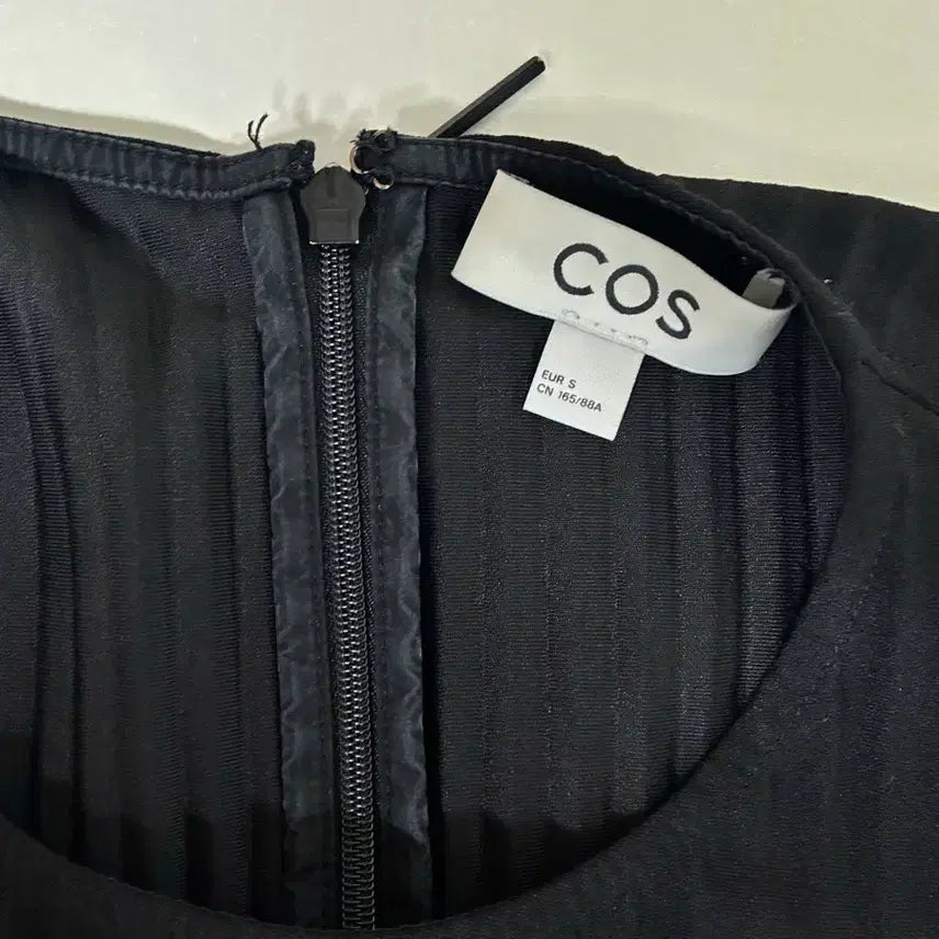 [SOLD OUT] S) 코스 COS 플리티드 미디 티셔츠 원피스 블랙