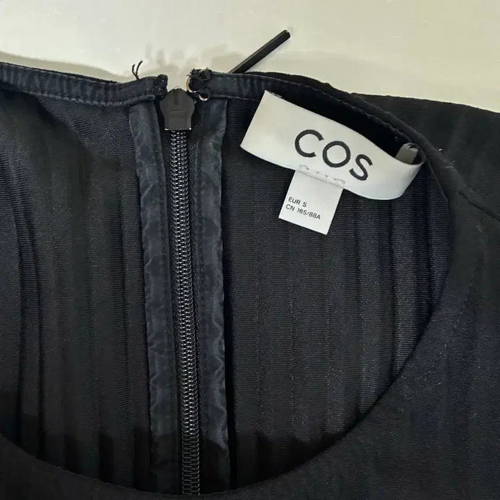 [SOLD OUT] S) 코스 COS 플리티드 미디 티셔츠 원피스 블랙