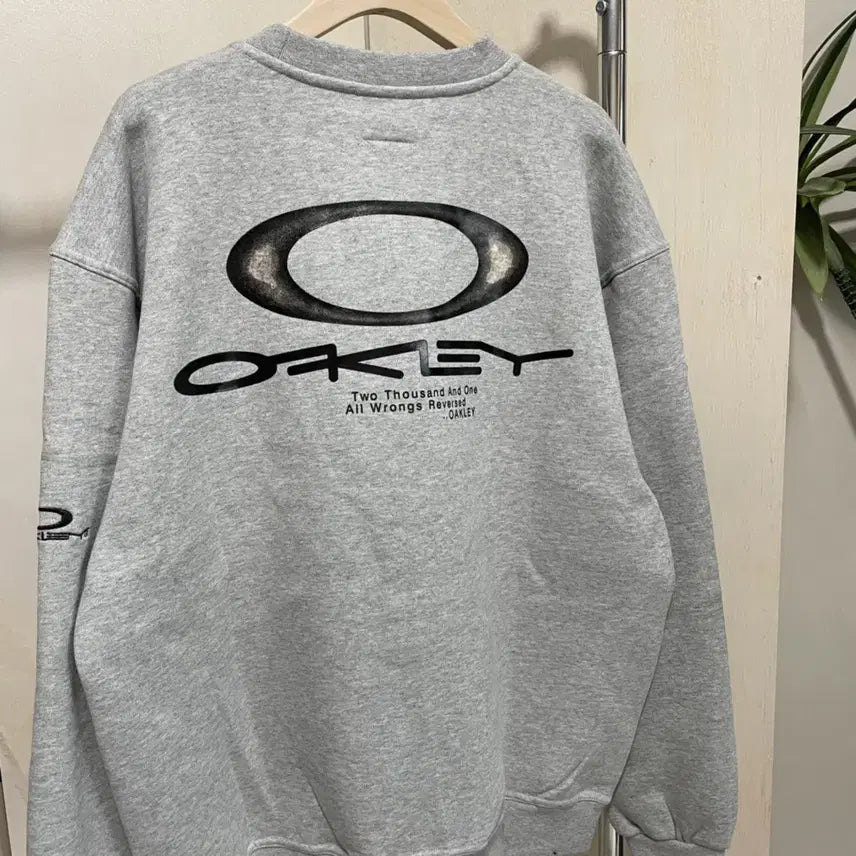 [BUNJANG] Oakley Embroidered Logo Back-Printed Original Sweatshirt / 오클리 자수 로고 백프린팅 오리지널 맨투맨 S~XL 새상품 공용 아울렛