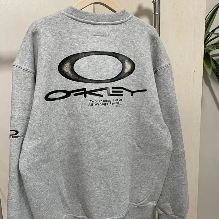 [BUNJANG] Oakley Embroidered Logo Back-Printed Original Sweatshirt / 오클리 자수 로고 백프린팅 오리지널 맨투맨 S~XL 새상품 공용 아울렛