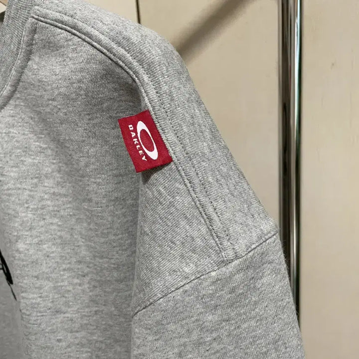 [BUNJANG] Oakley Embroidered Logo Back-Printed Original Sweatshirt / 오클리 자수 로고 백프린팅 오리지널 맨투맨 S~XL 새상품 공용 아울렛