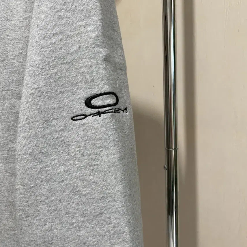 [BUNJANG] Oakley Embroidered Logo Back-Printed Original Sweatshirt / 오클리 자수 로고 백프린팅 오리지널 맨투맨 S~XL 새상품 공용 아울렛
