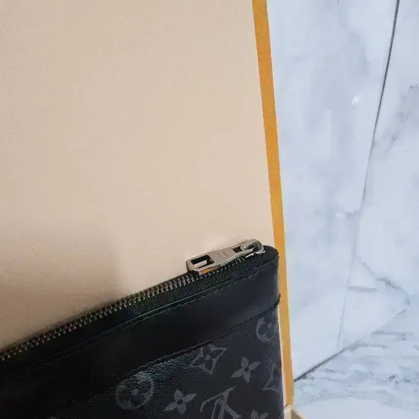 [SOLD OUT] 루이비통 모노그램 이클립스 클러치