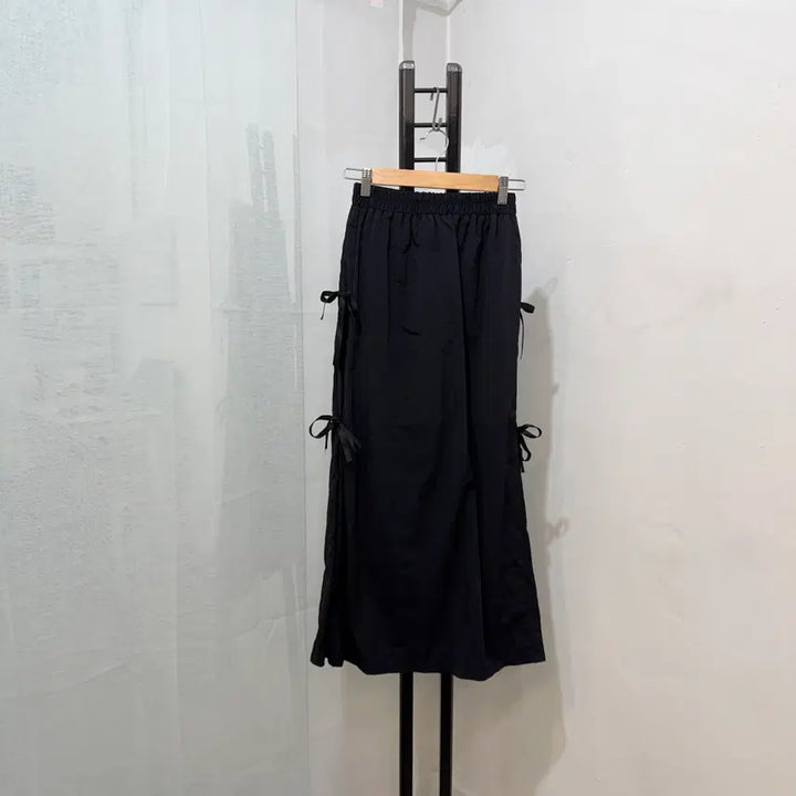 [SOLD OUT] 사이드리본 바스락 나일론 블랙롱치마 롱스커트 4464