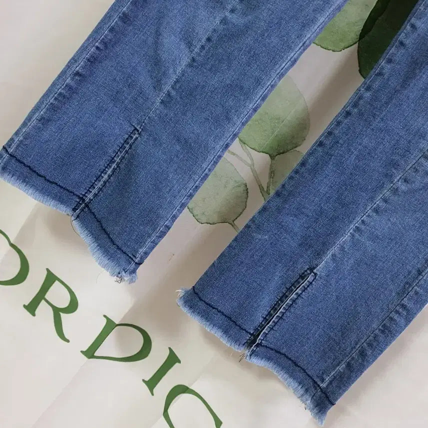 [SOLD OUT] 밴딩 부츠컷 청바지