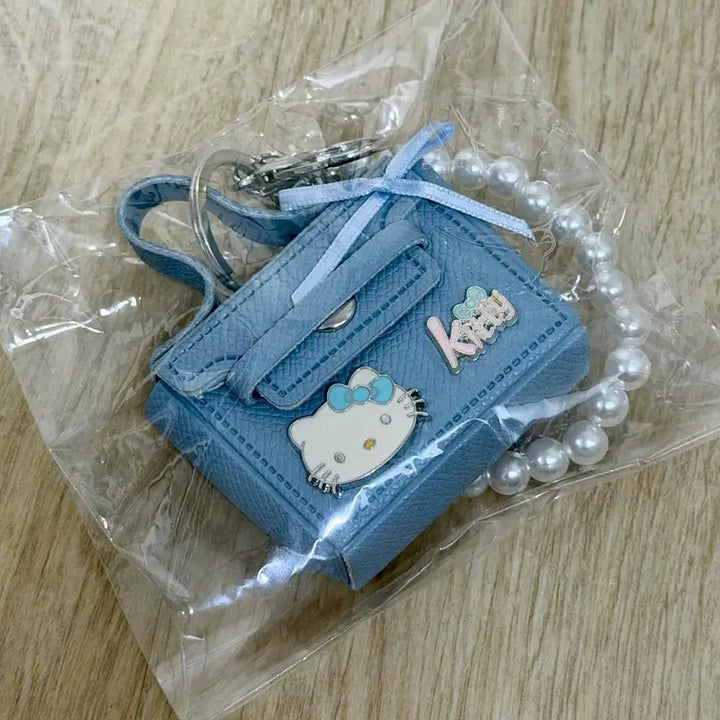 [SOLD OUT] 새상품 헬로키티 미니백 에어팟 버즈 이어폰 케이스 가방 키링 진주참