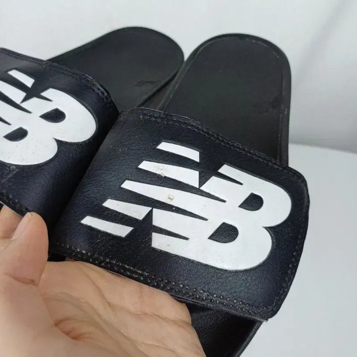 [BUNJANG] 뉴발란스/블랙 슬리퍼 샌들 여름 240/라덴 / 뉴발란스/블랙 슬리퍼 샌들 여름 240/라덴