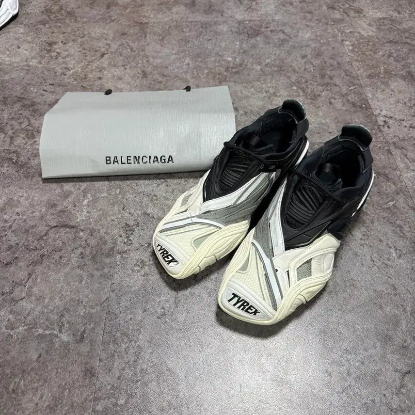 [SOLD OUT] 발렌시아가 타이렉스 42