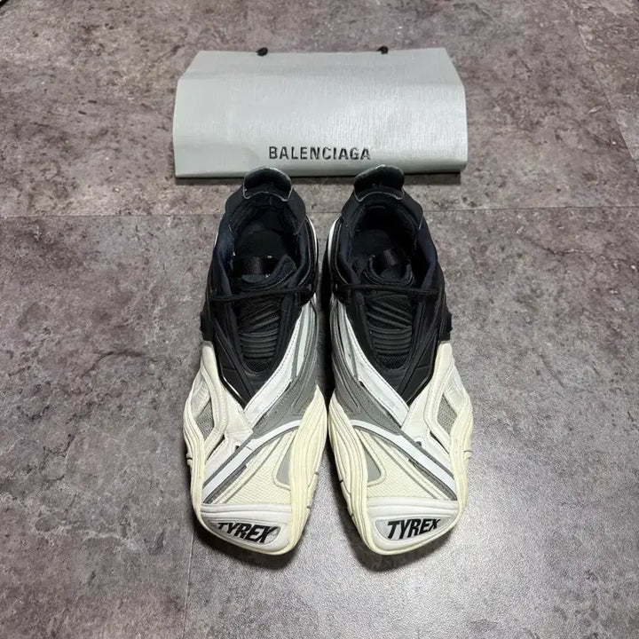 [SOLD OUT] 발렌시아가 타이렉스 42