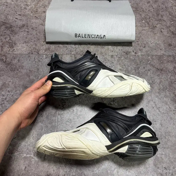 [SOLD OUT] 발렌시아가 타이렉스 42
