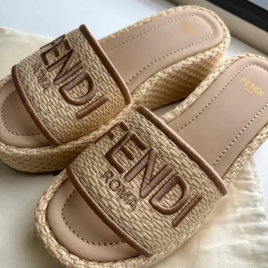 [SOLD OUT] 펜디 슬리퍼 선샤인 라피아 35사이즈