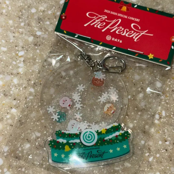 [BUNJANG] Day6 2025 The Present Concert Snow Globe Keychain (Sealed) / 데이식스 콘서트 스노우볼 키링 미개봉
