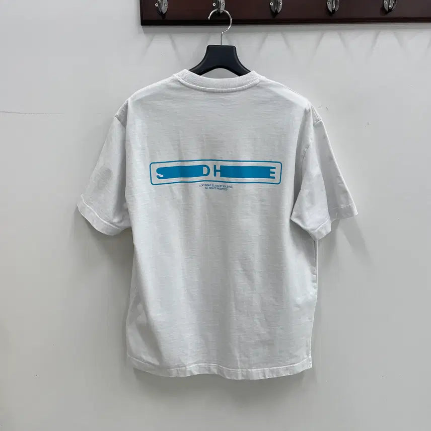[BUNJANG] 솔리드 옴므 20S/S 백 로고 화이트 티셔츠 / 솔리드 옴므 20S/S 백 로고 화이트 티셔츠