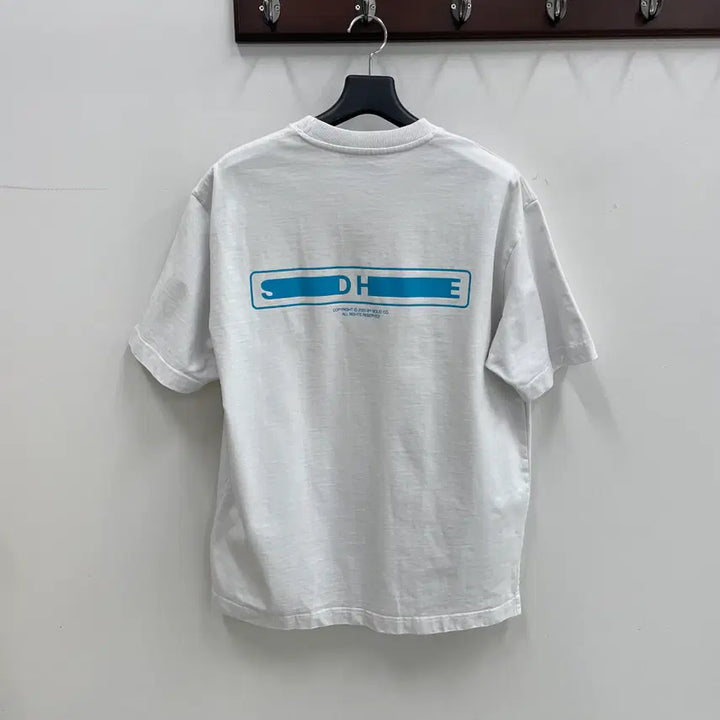 [BUNJANG] 솔리드 옴므 20S/S 백 로고 화이트 티셔츠 / 솔리드 옴므 20S/S 백 로고 화이트 티셔츠