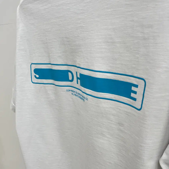 [BUNJANG] 솔리드 옴므 20S/S 백 로고 화이트 티셔츠 / 솔리드 옴므 20S/S 백 로고 화이트 티셔츠