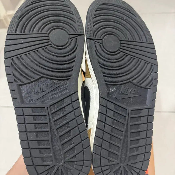 [BUNJANG] Nike Jordan 1 Low OG Sail and Golden Harvest Sneakers / 나이키 조던 1 로우 OG 세일 앤 골든 하베스트