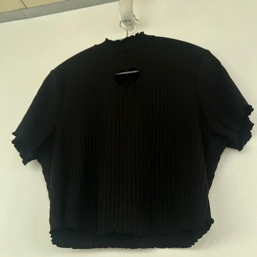 [BUNJANG] Black Heart Cut-Out Crop Top / 빅사이즈 트임 크롭티 반팔