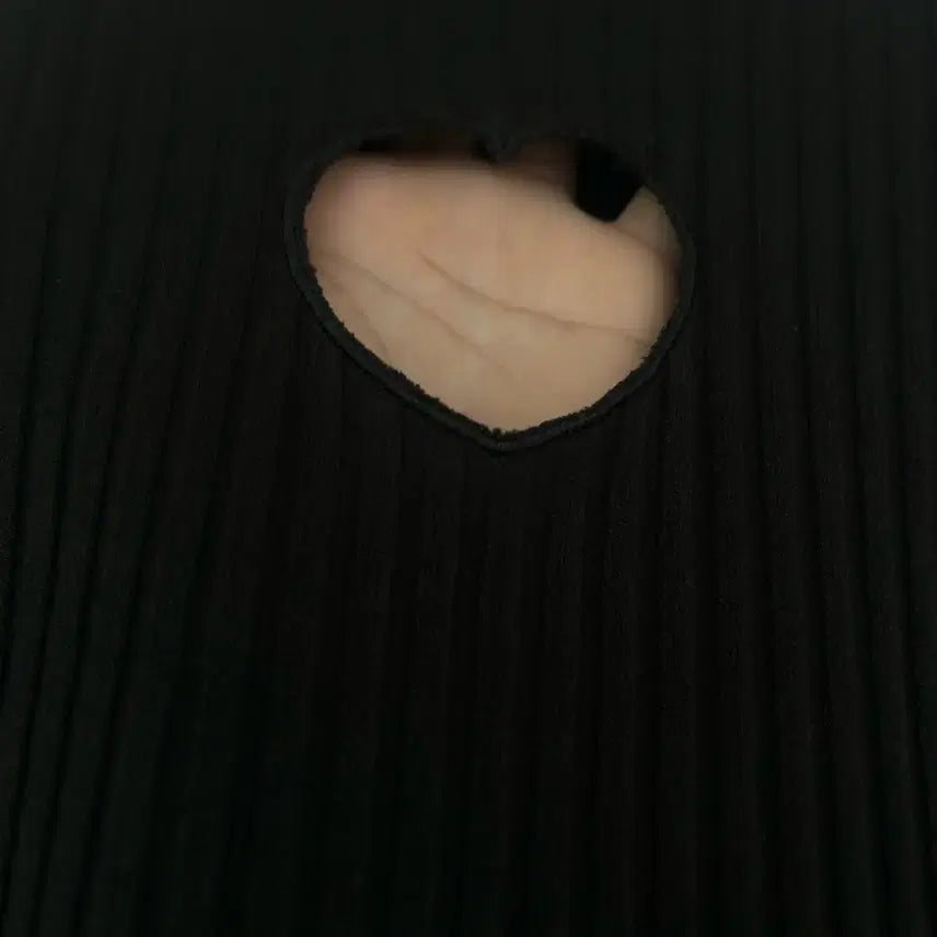 [BUNJANG] Black Heart Cut-Out Crop Top / 빅사이즈 트임 크롭티 반팔