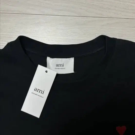[SOLD OUT] [S급] 아미 스몰 하트 로고 반팔 블랙