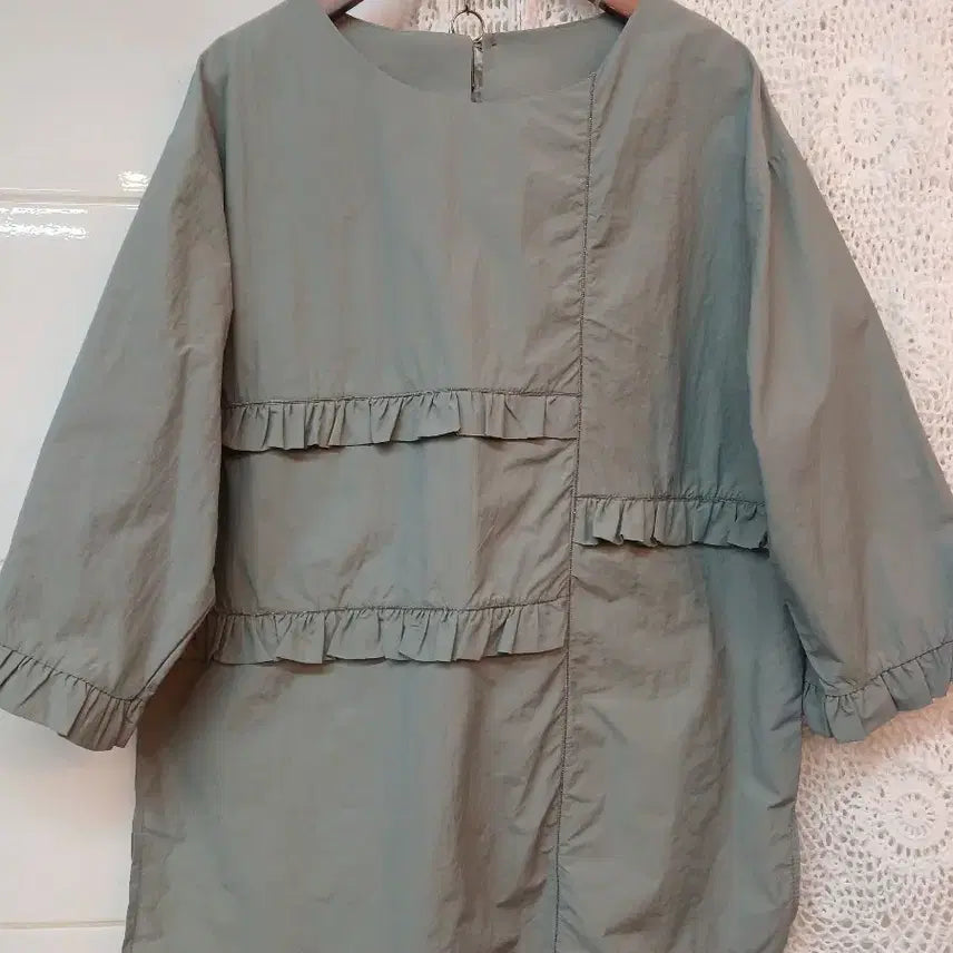 [BUNJANG] Frill Trimmed Short Sleeve Blouse Mint Green (Size M) / 프릴 장식 반팔 블라우스 민트색 M정도